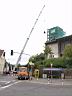 Am 29.09.2001 zwischen 14:00 und 14:45 wurde eine der Glocken aus dem Glockenturm der Lautzkirchener Kirche gehoben. Die 1660 kg schwere Glocke stammt aus dem Jahr 1959 und wird repariert. Ich danke Herrn Fredi Brab�nder f�r dieses Bild!